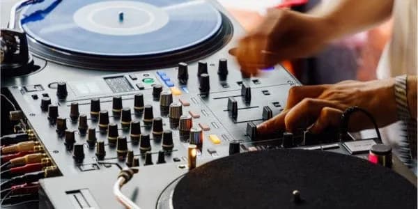 Jaka konsola DJ na początek? Wybierz najlepszy model dla siebie Jaka konsola DJ na początek? Wybierz najlepszy model dla siebie